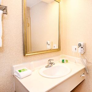 Queen Room Bath Tub Hearing Accessible or Non-Smoking